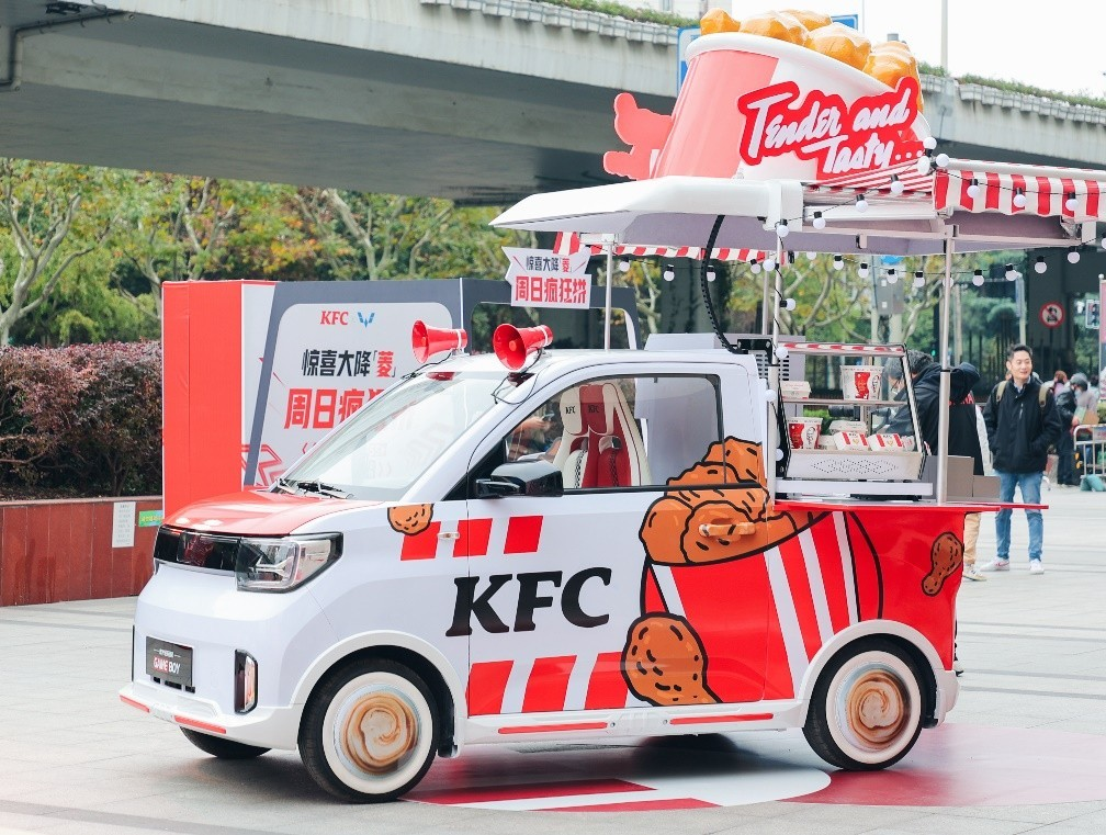 Hongguang MINIEV KFC version customized fast food truck unveiled