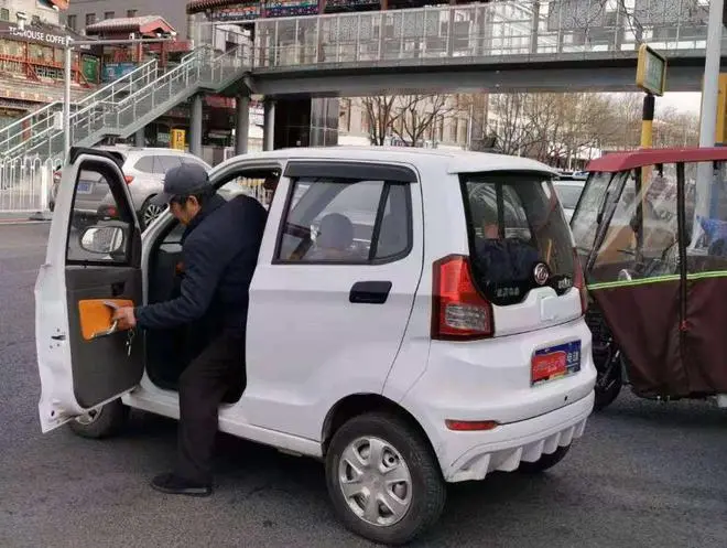 Električna vozila male brzine donose mnoge pogodnosti za putovanja starijih osoba i trebala bi biti zakonski dopuštena na cesti!